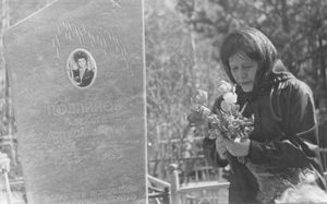 Madre llora a su hijo, en la lapida: 1965-1985 